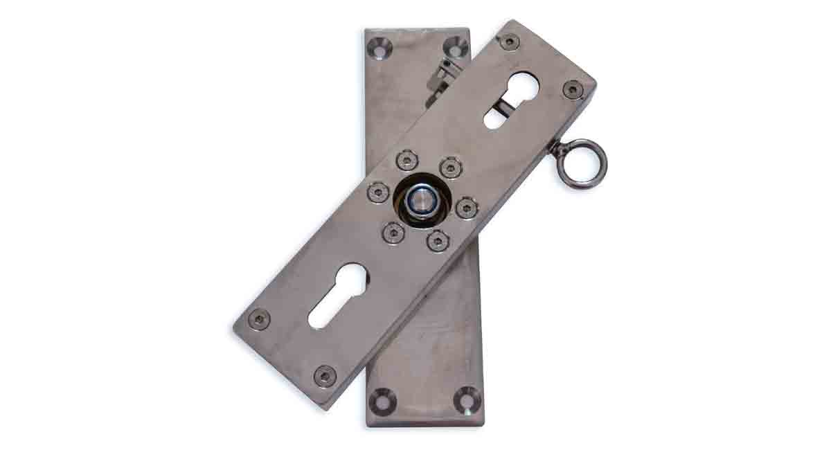 Pivotable transom bracket
